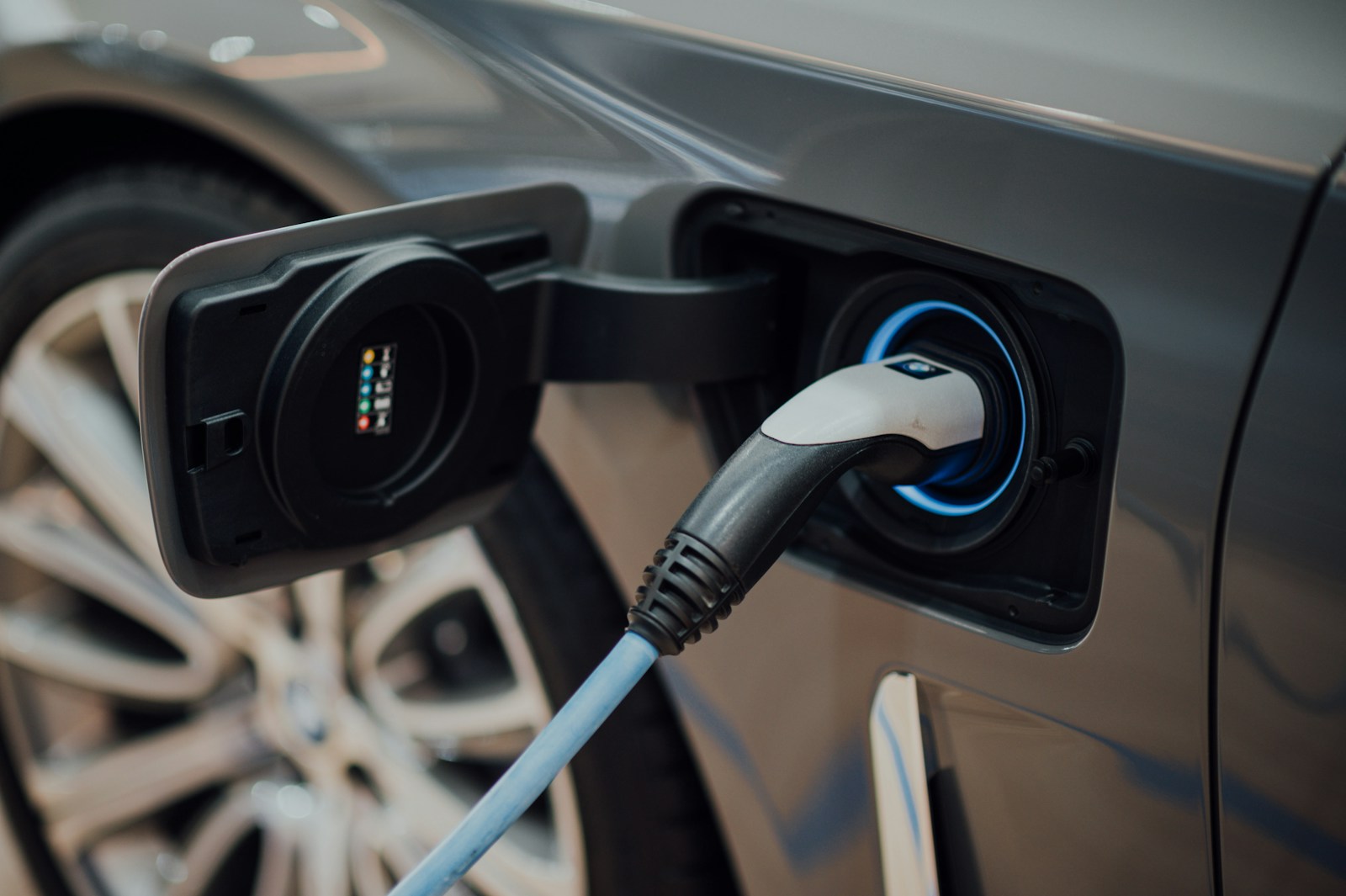 Charging connector attached to an electric vehicle; application photograph.